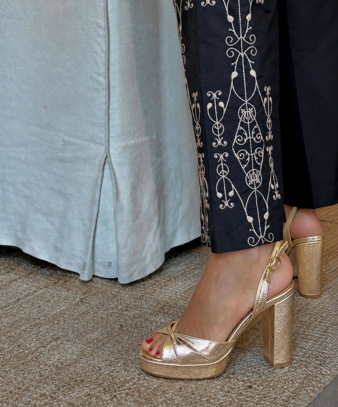 GOLD PLATFORM SANDALS | GOLD